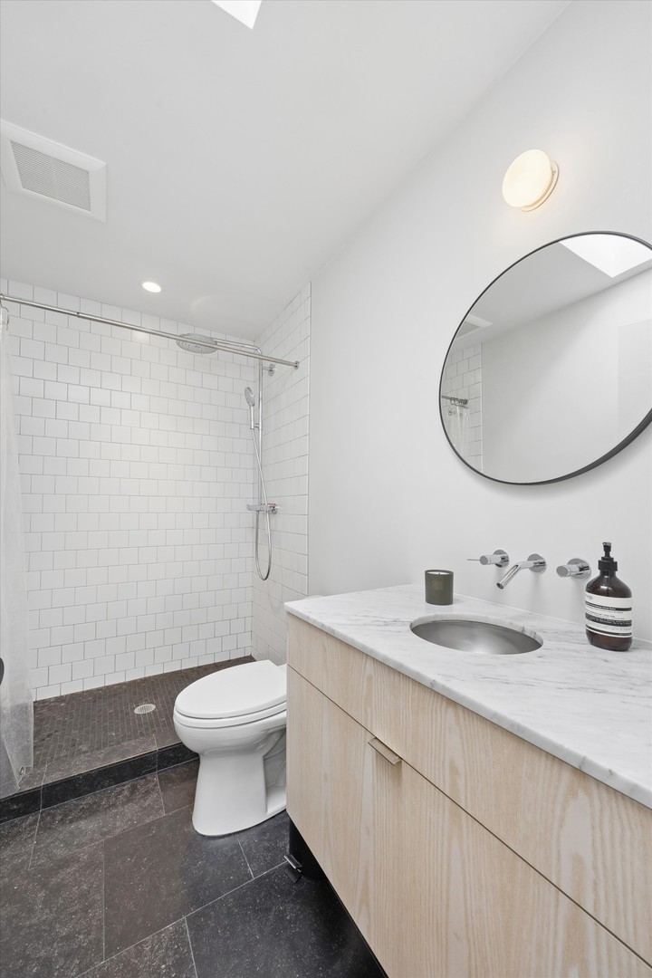 1926 N MOHAWK Street Unit: 12