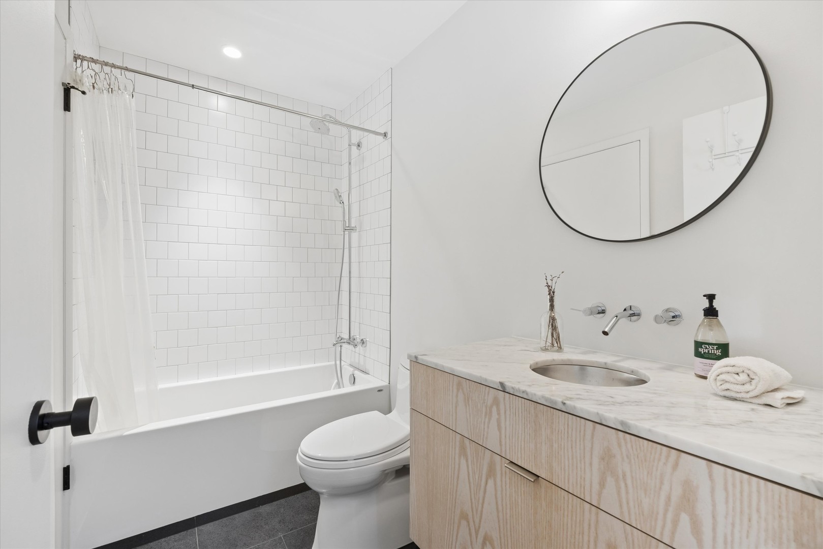 1926 N MOHAWK Street Unit: 12