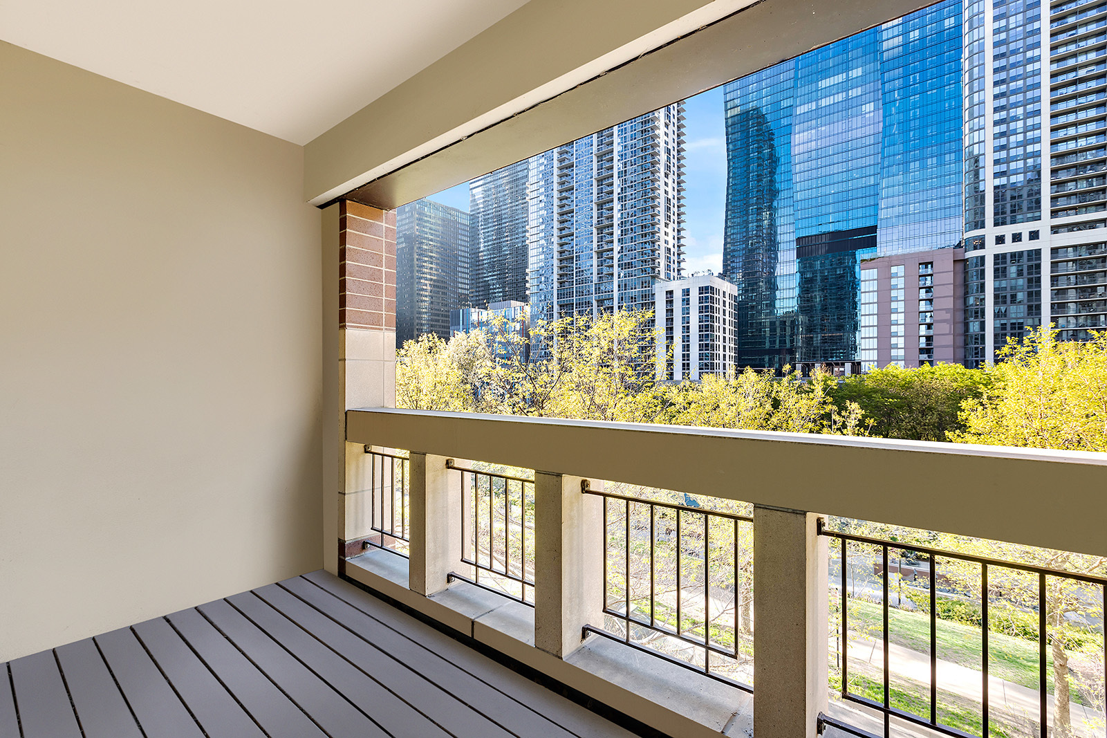 409 E Benton Place Unit: 409