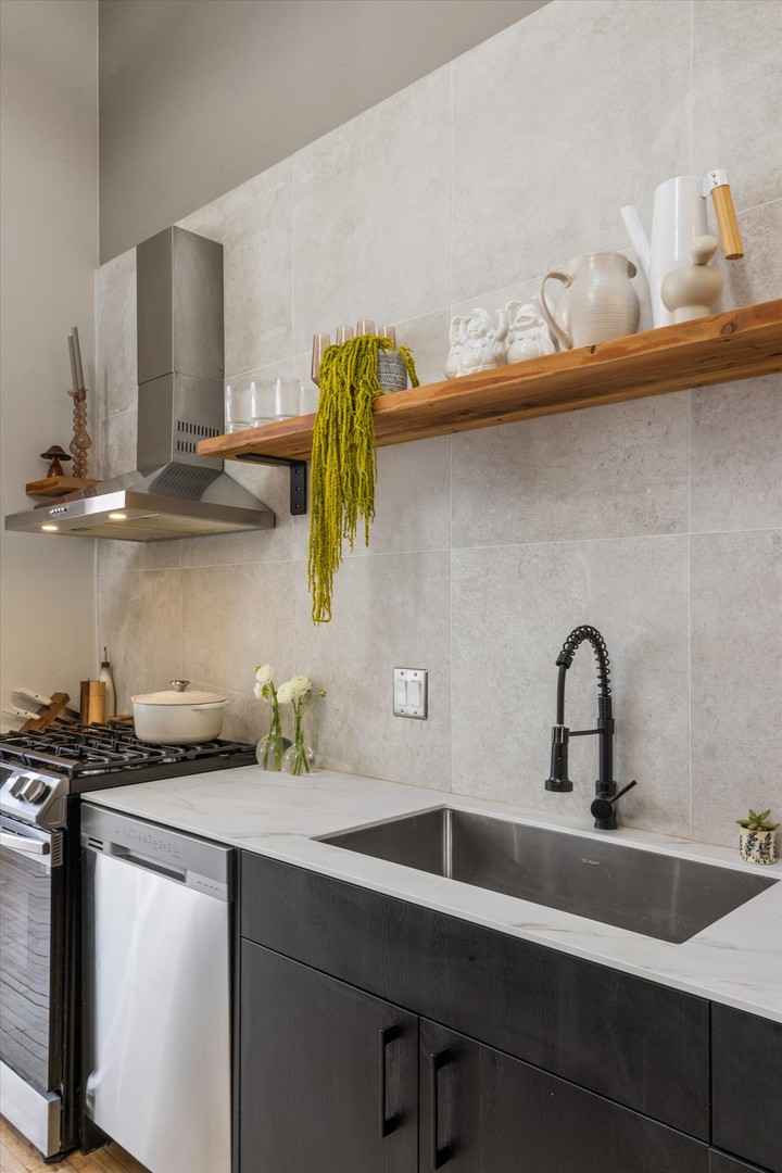 3024 N Lincoln Avenue Unit: H