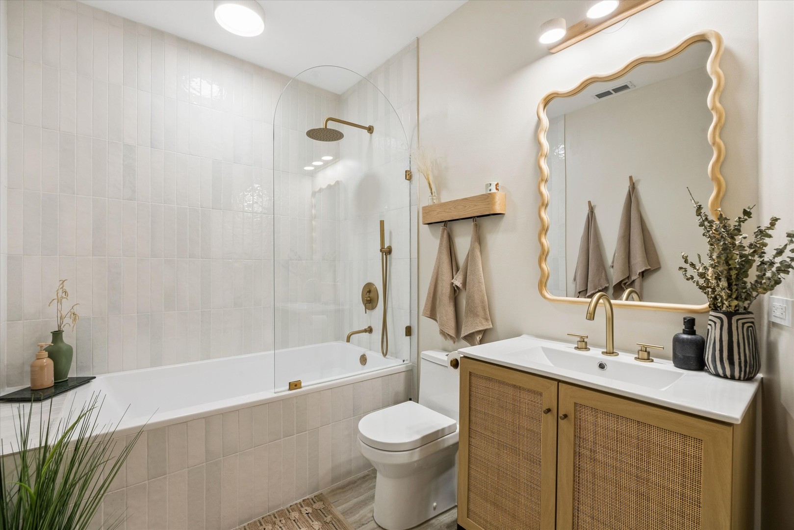 3024 N Lincoln Avenue Unit: H