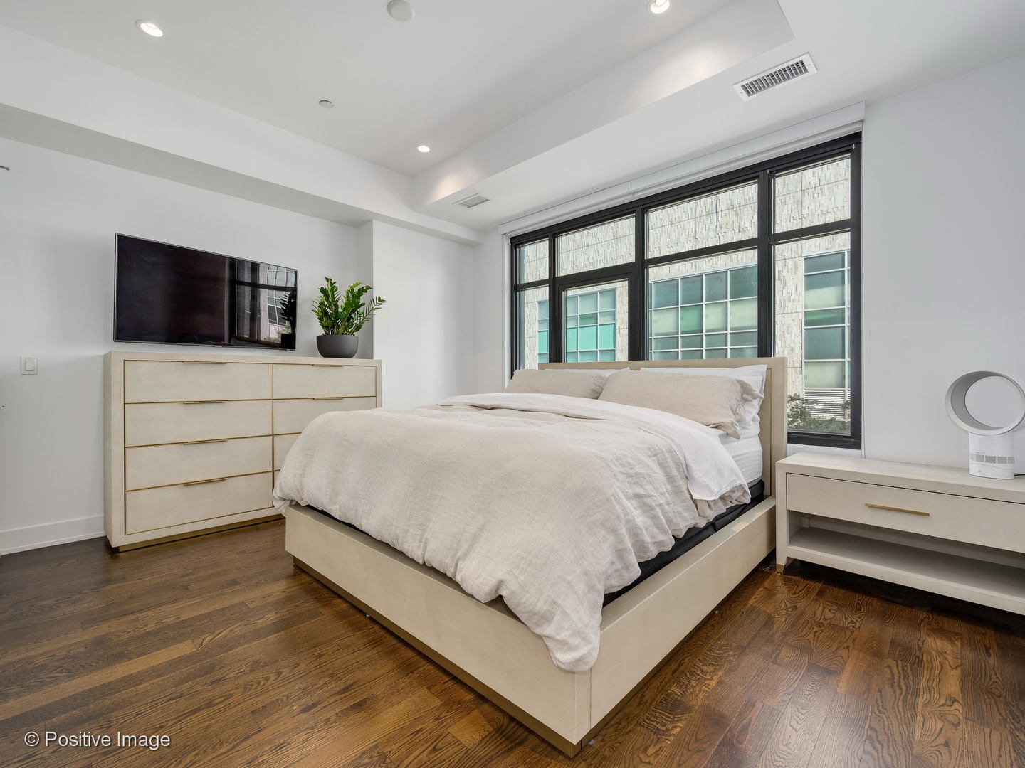 668 N Kingsbury Street Unit: 206