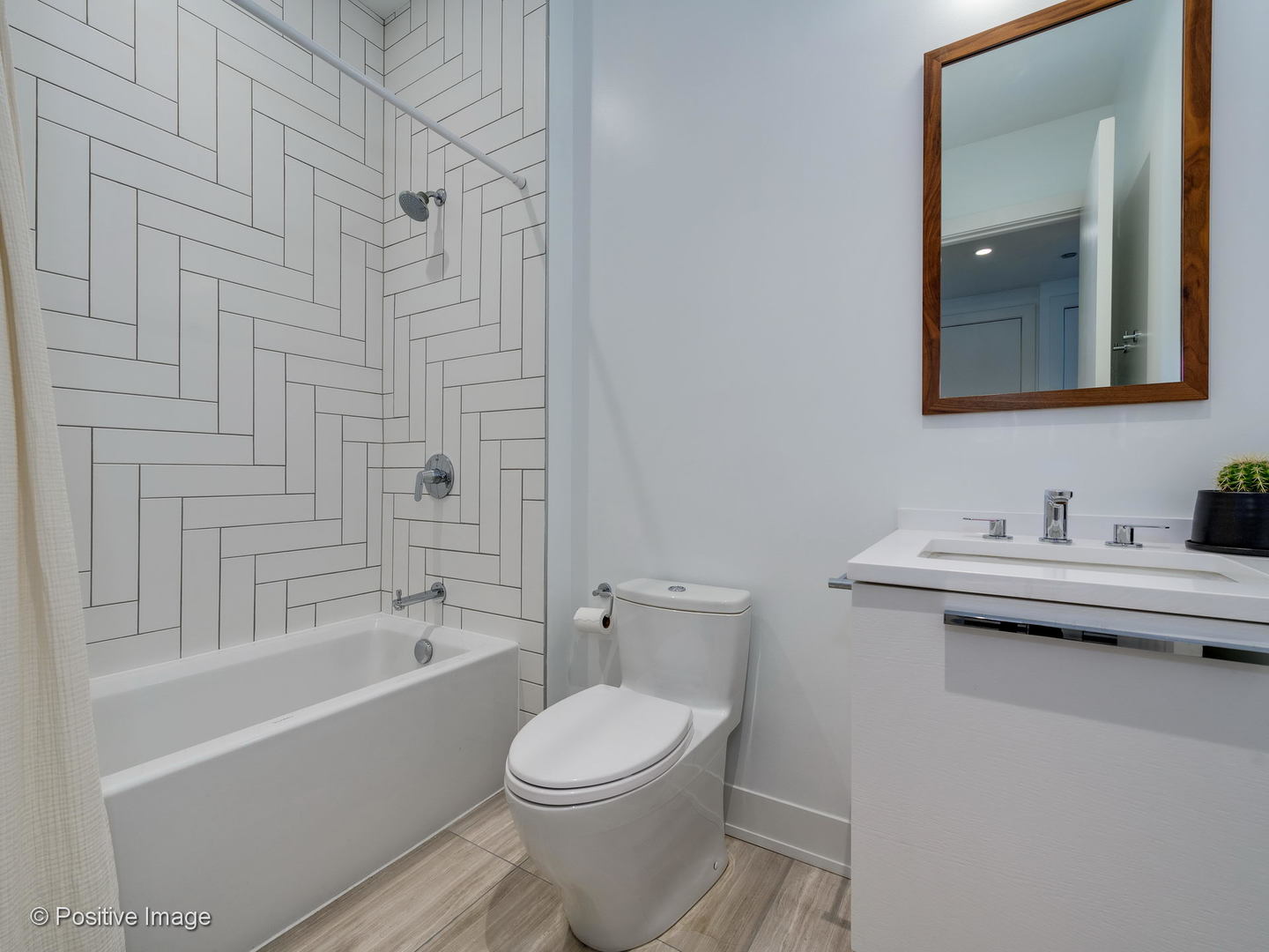 668 N Kingsbury Street Unit: 206