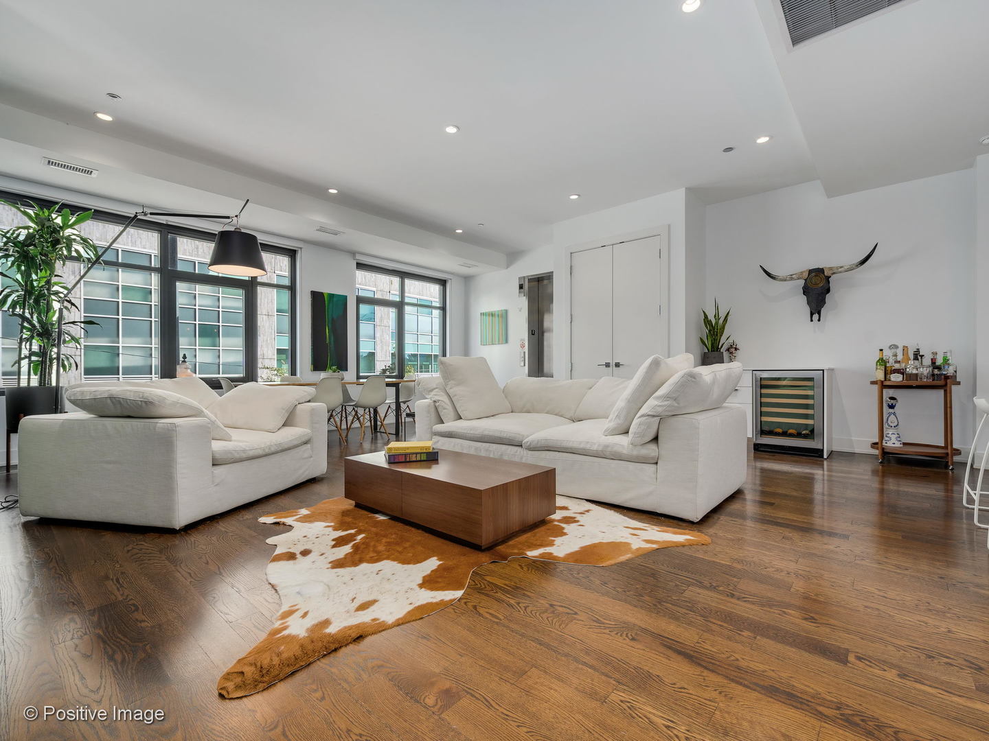 668 N Kingsbury Street Unit: 206