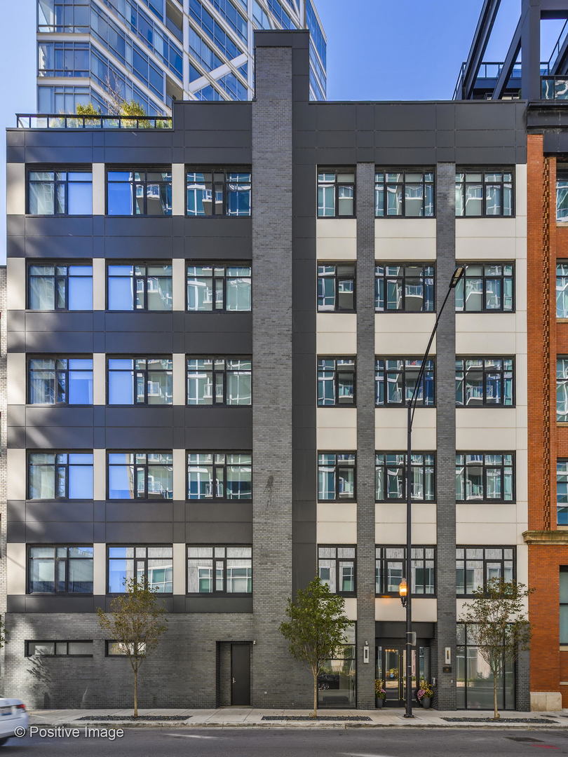 668 N Kingsbury Street Unit: 206