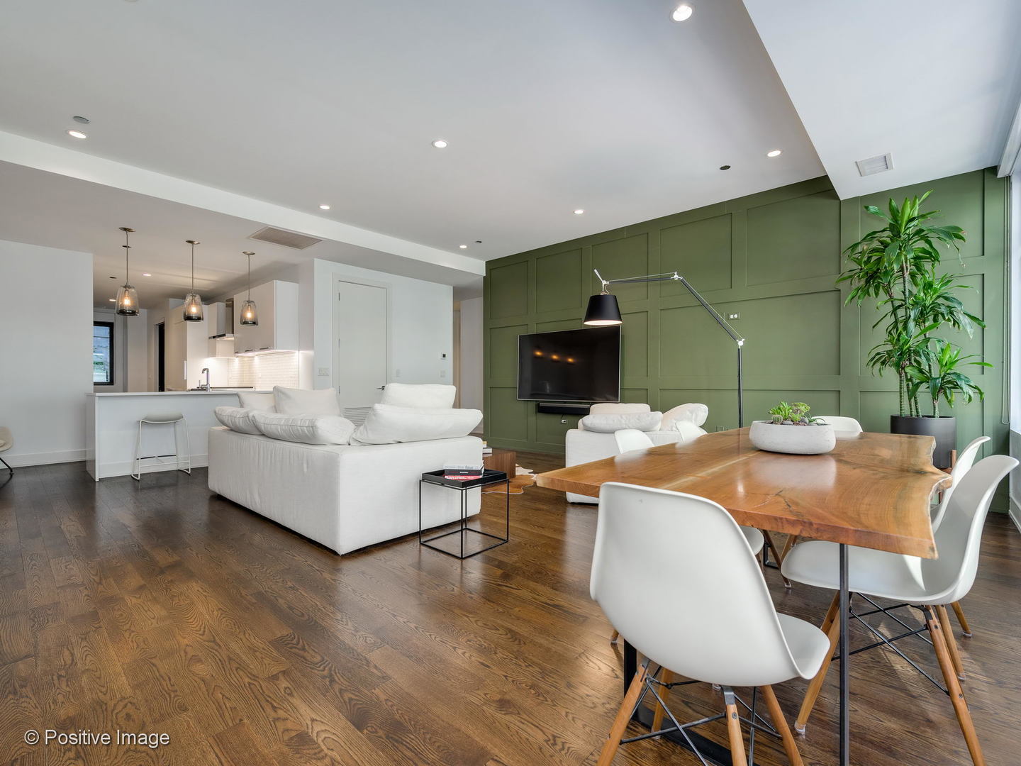 668 N Kingsbury Street Unit: 206