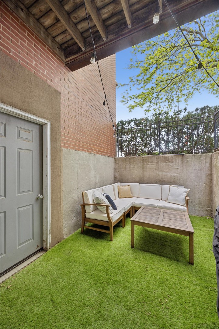 2133 N SOUTHPORT Avenue Unit: 1