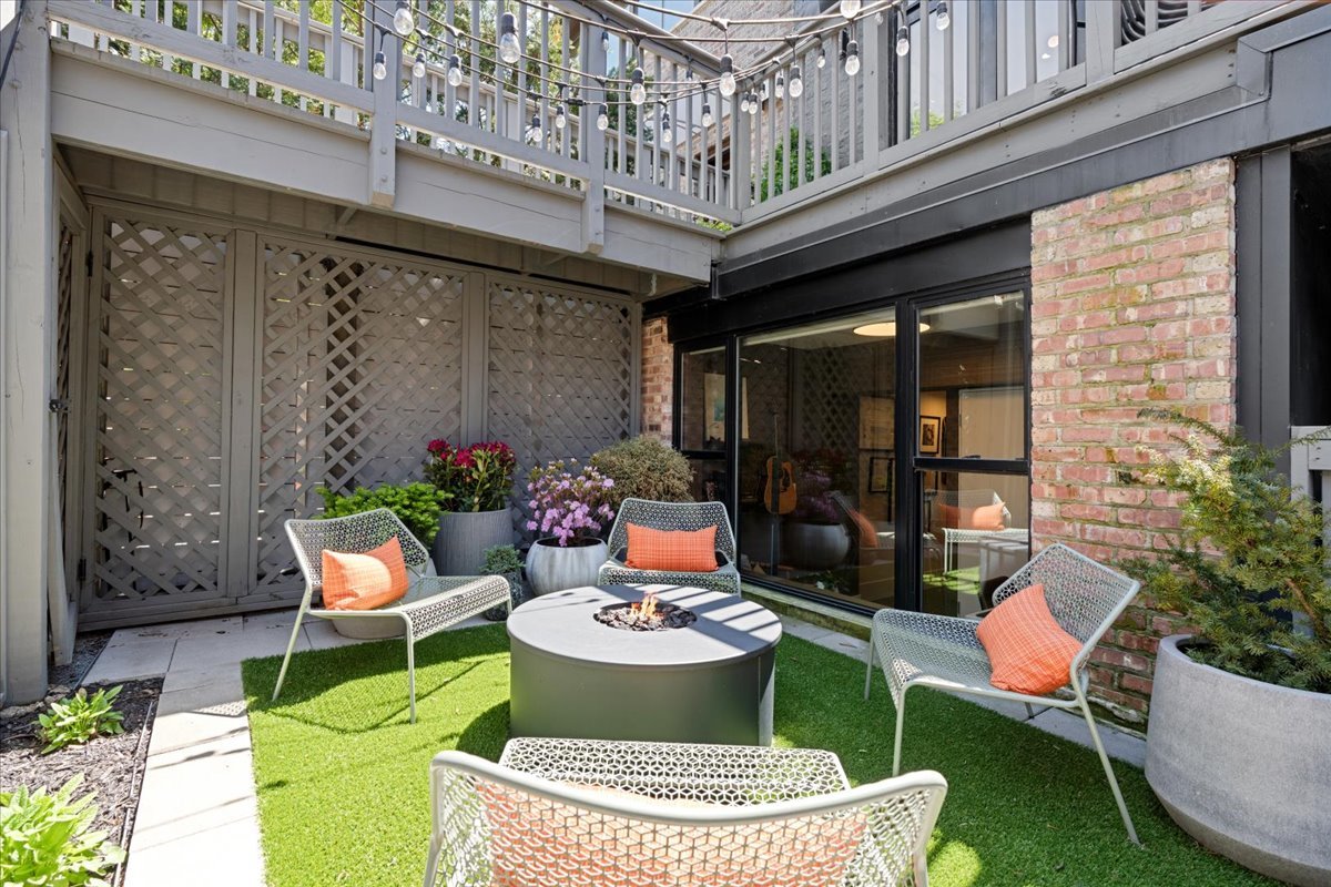 908 W Webster Avenue