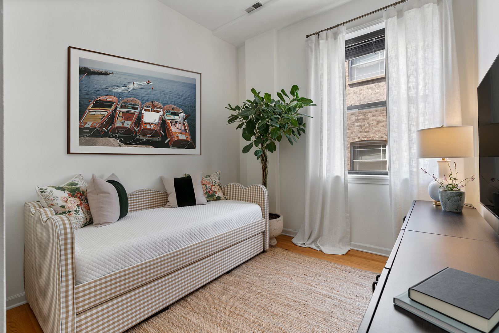 1916 N SHEFFIELD Avenue Unit: 2F