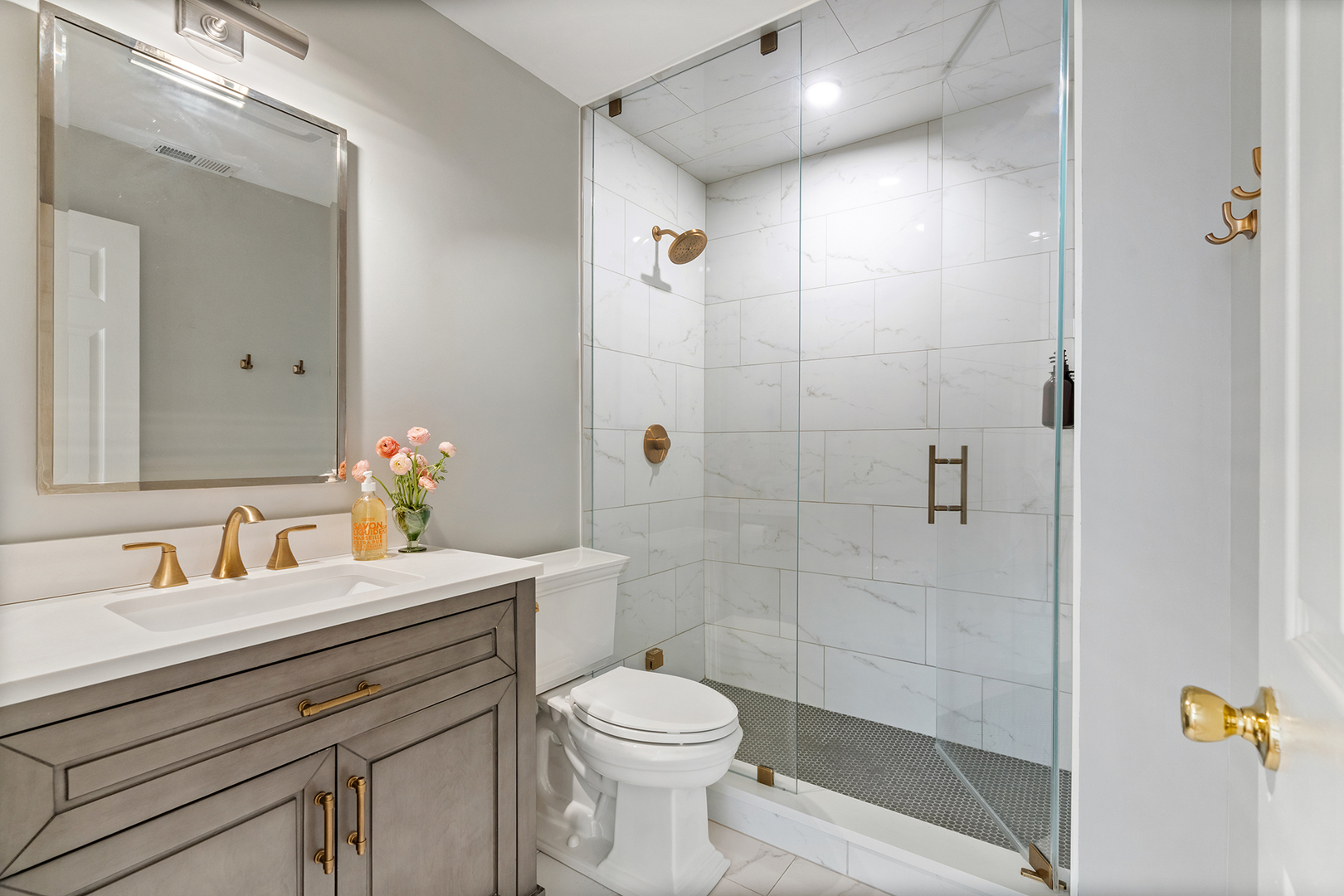 1916 N SHEFFIELD Avenue Unit: 2F