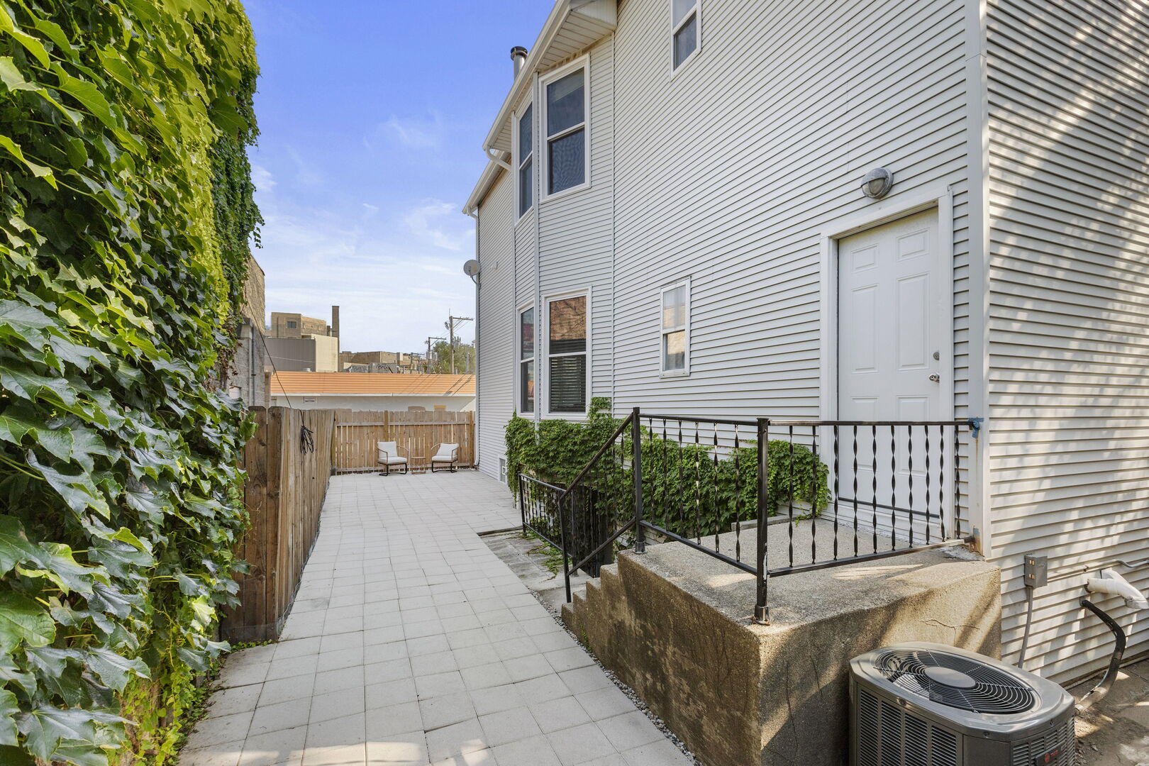 1549 W Barry Avenue Unit: 2