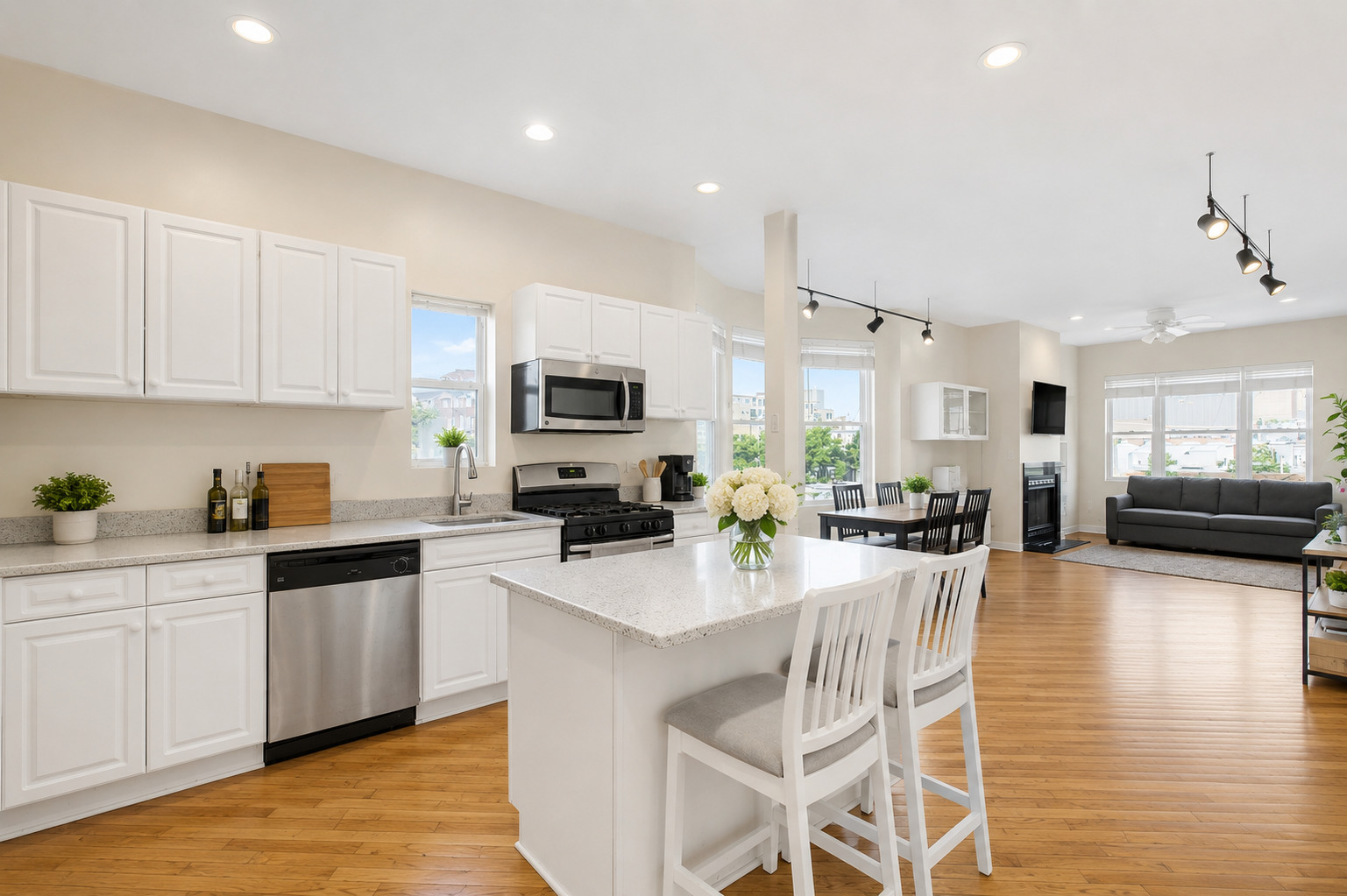 1549 W Barry Avenue Unit: 2