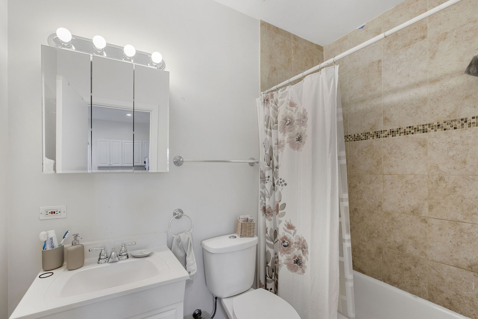 1549 W Barry Avenue Unit: 2