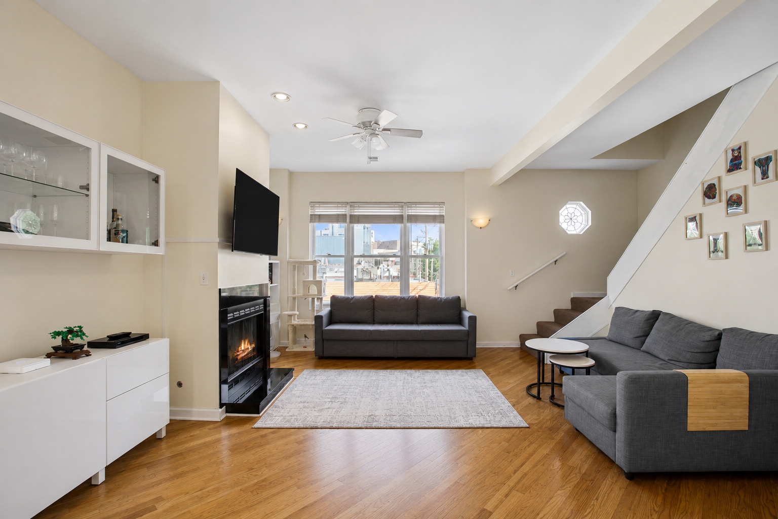 1549 W Barry Avenue Unit: 2