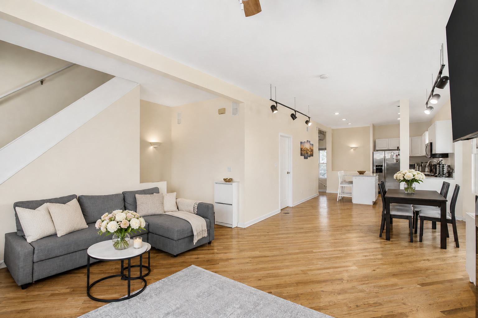1549 W Barry Avenue Unit: 2
