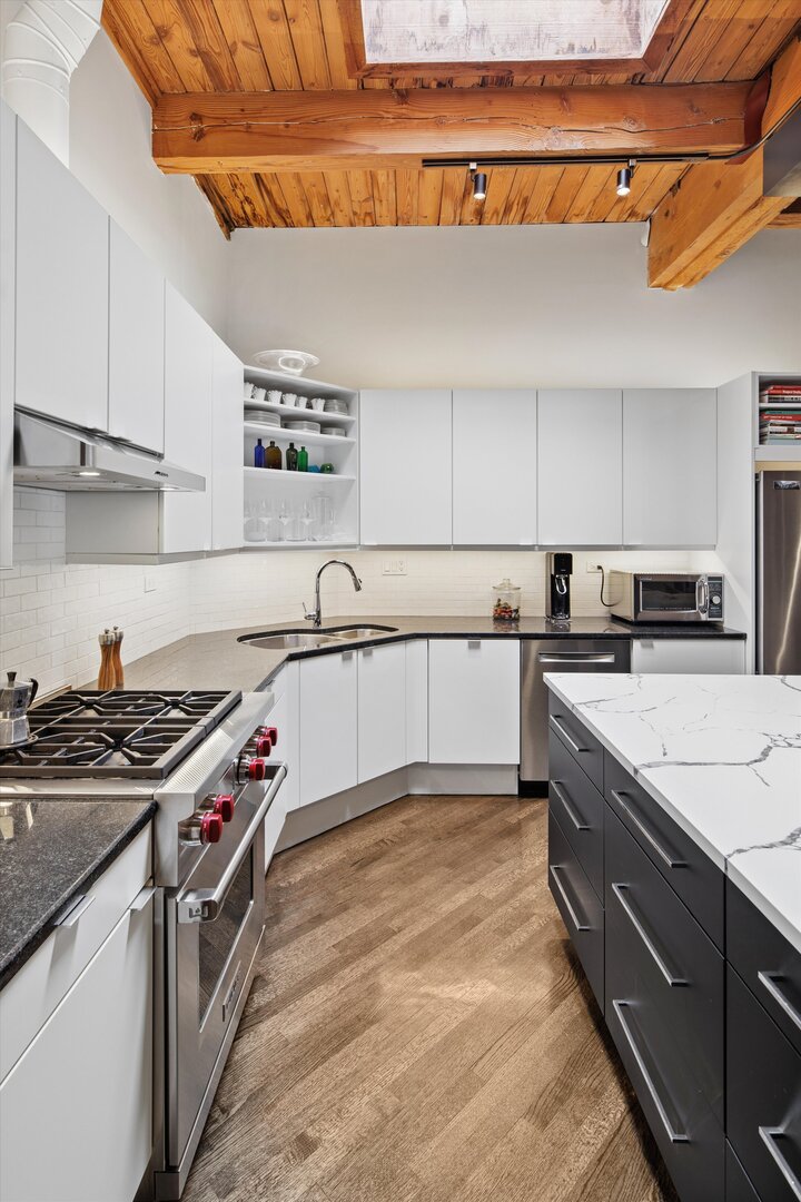 2222 N Racine Avenue Unit: 16