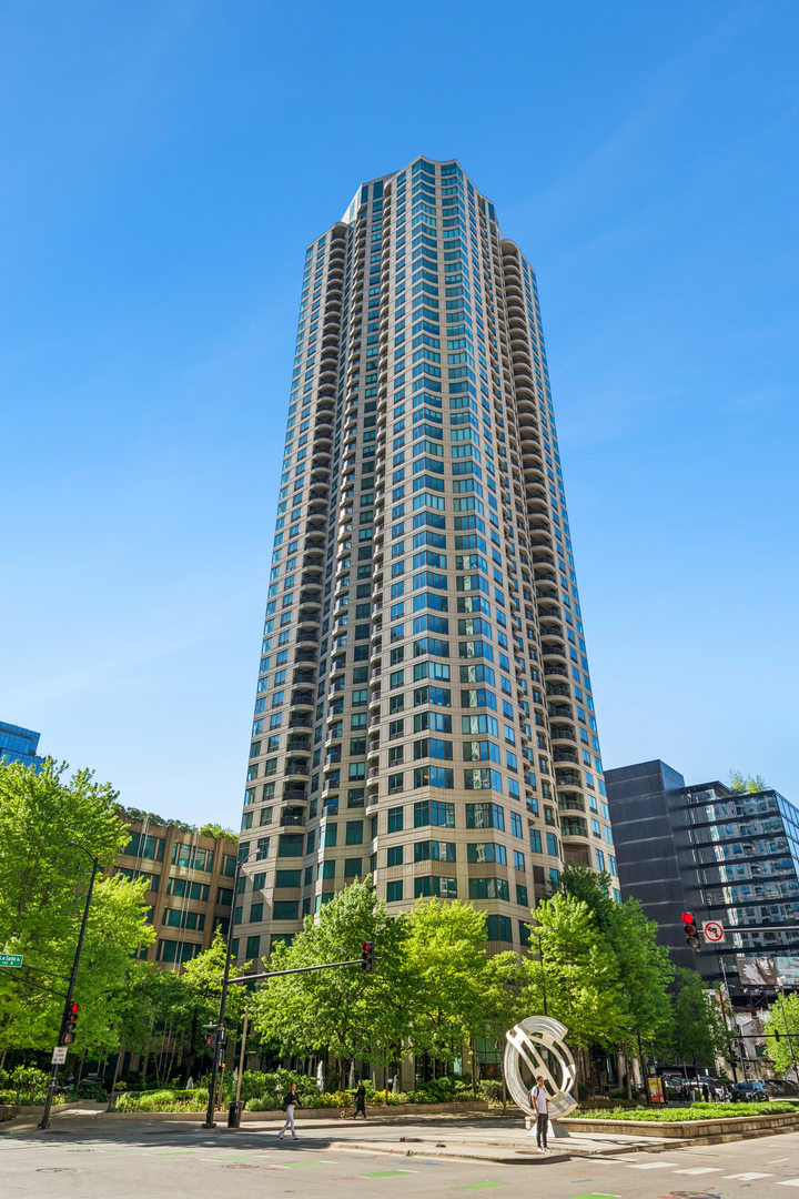 400 N LaSalle Street Unit: 3011