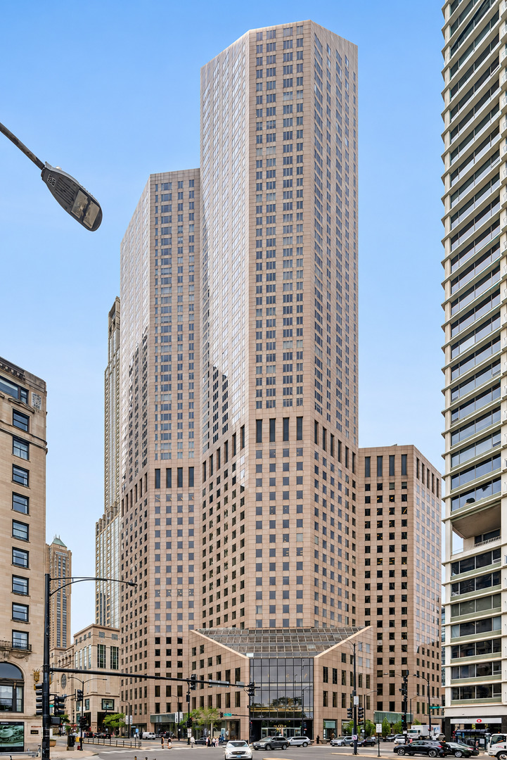 950 N Michigan Avenue Unit: 3802