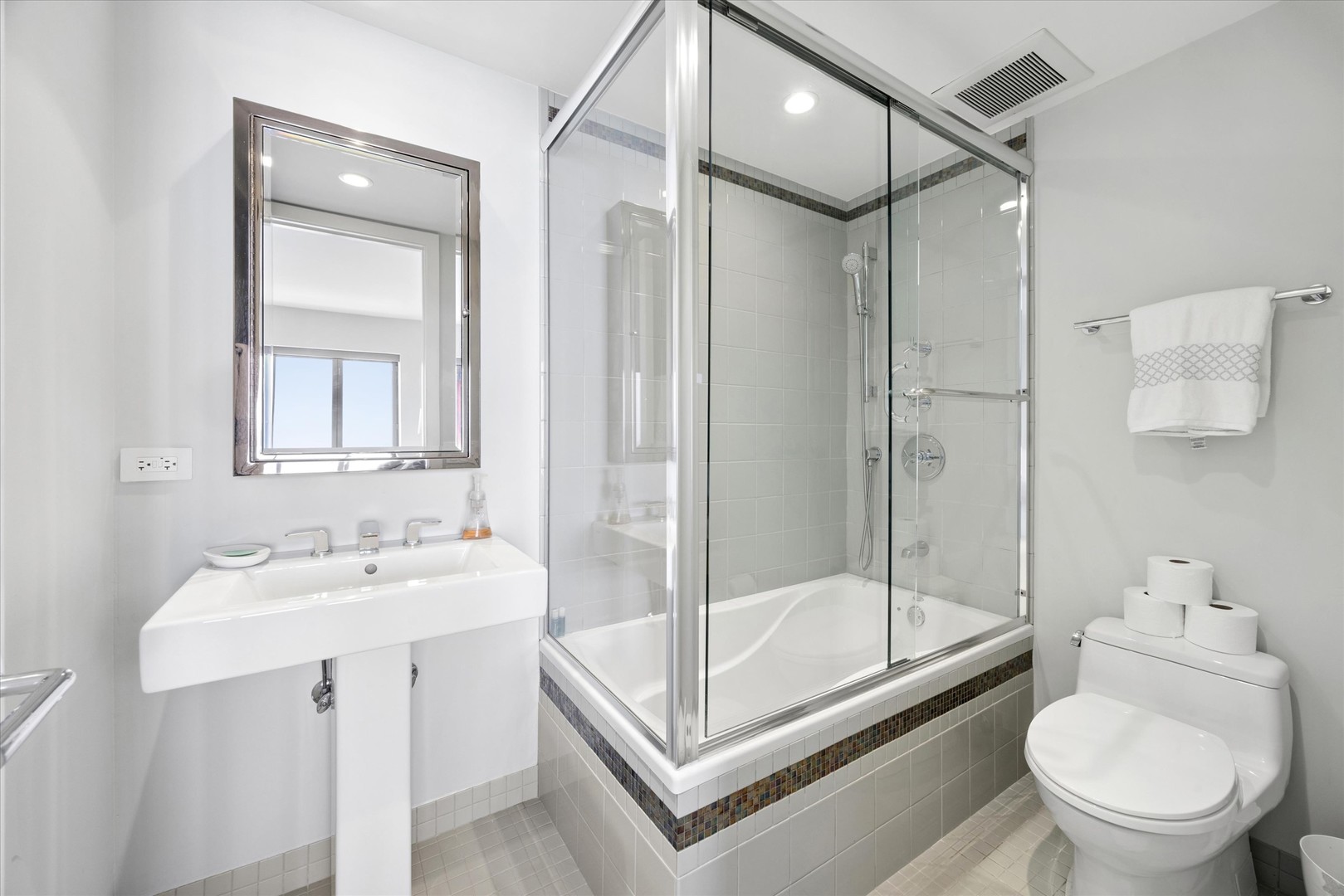 950 N Michigan Avenue Unit: 3802
