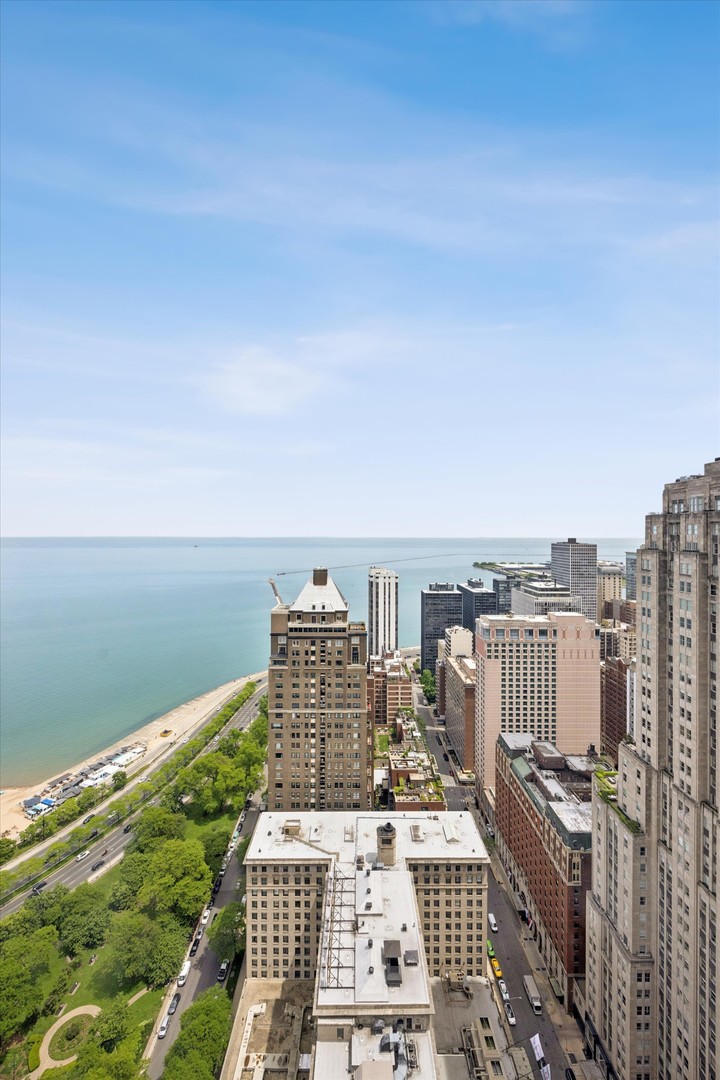 950 N Michigan Avenue Unit: 3802