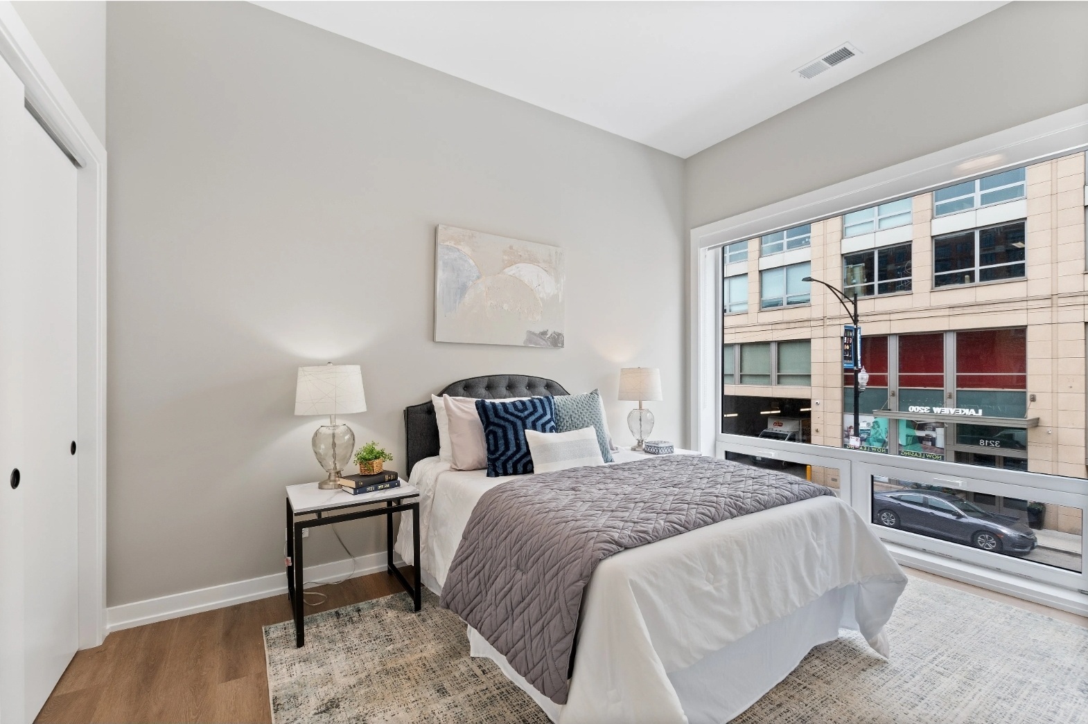 3217 N Clark Street Unit: 202