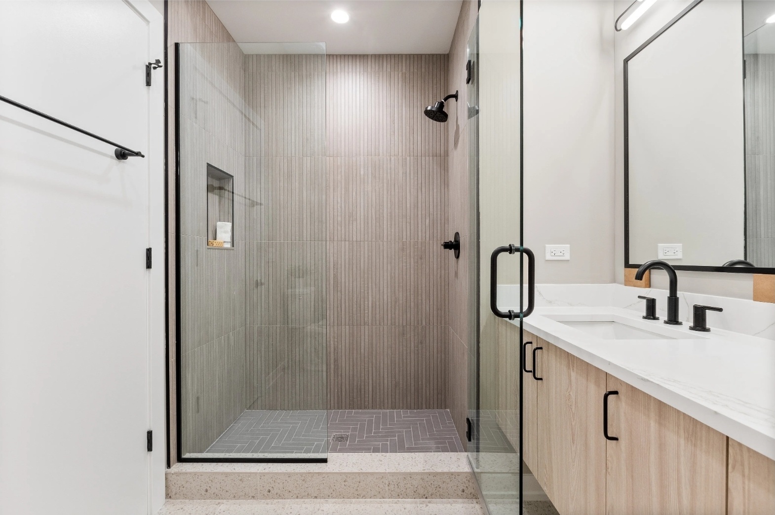 3217 N Clark Street Unit: 202