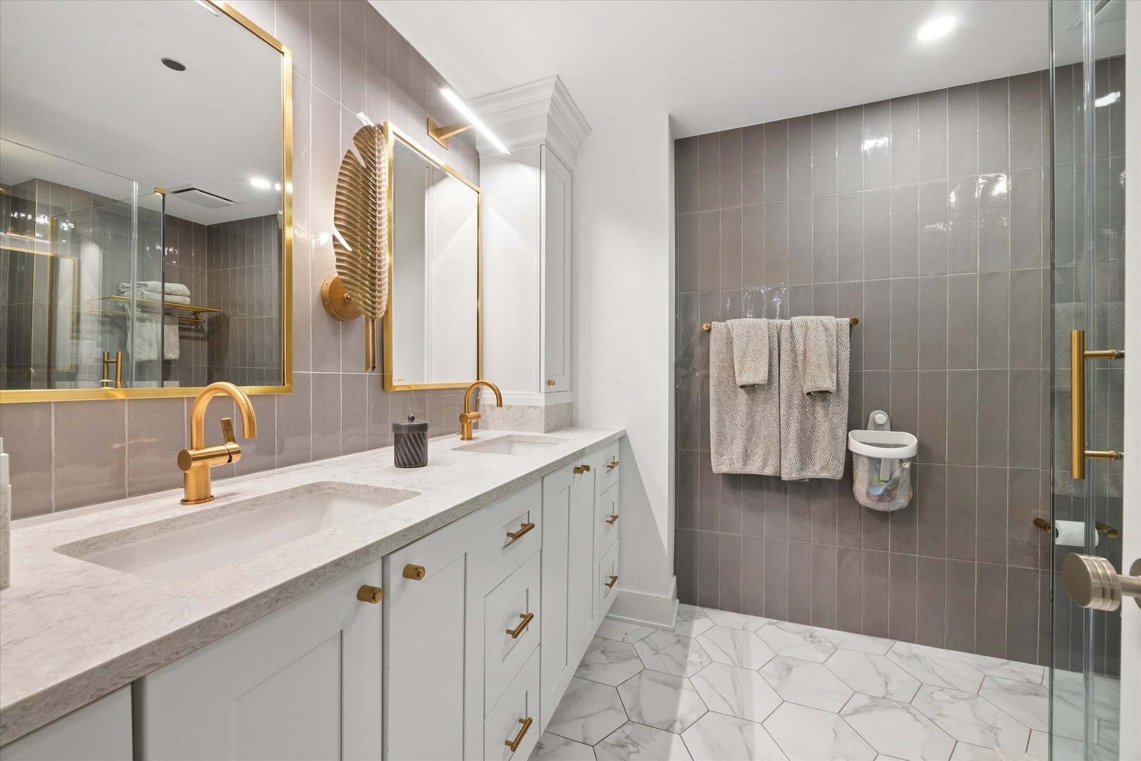 208 W Washington Street Unit: 1813