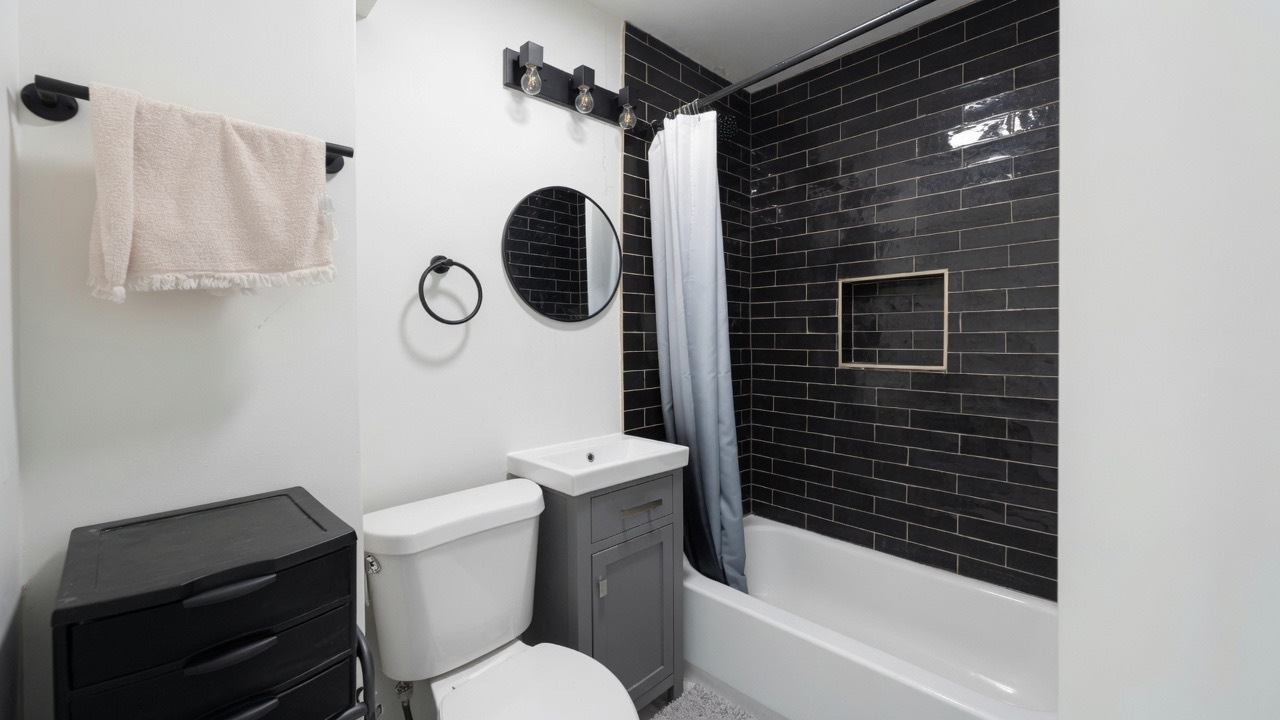 1322 W Ohio Street Unit: 1F