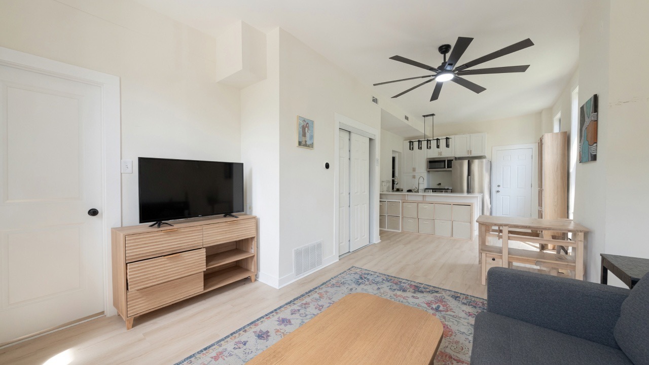1322 W Ohio Street Unit: 1F