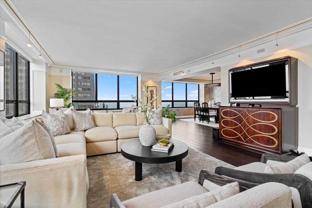 180 E PEARSON Street Unit: 4801