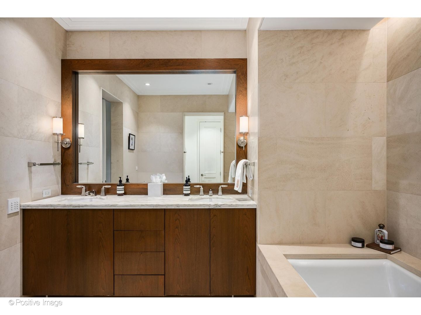 159 E Walton Place Unit: 8G