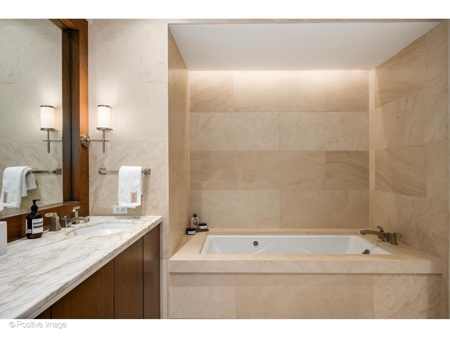 159 E Walton Place Unit: 8G