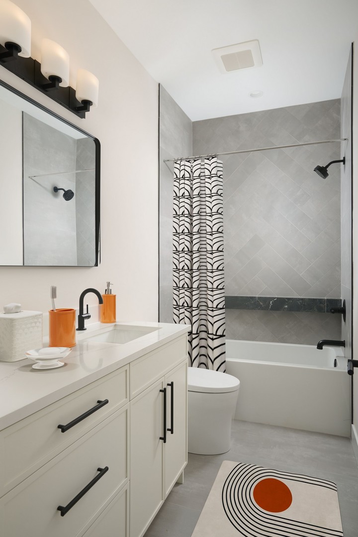 1629 N Burling Street Unit: 3