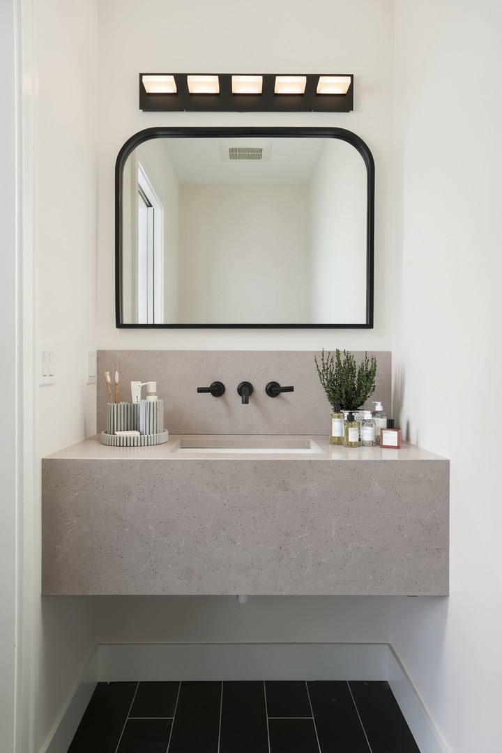 1629 N Burling Street Unit: 3