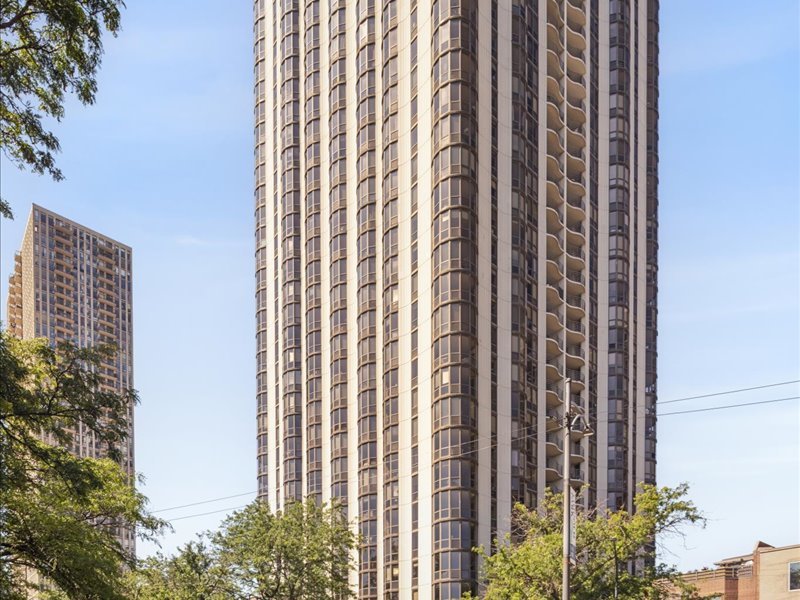 1730 N CLARK Street Unit: 101