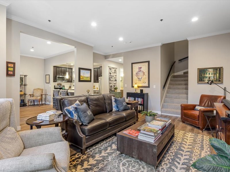 1730 N CLARK Street Unit: 101