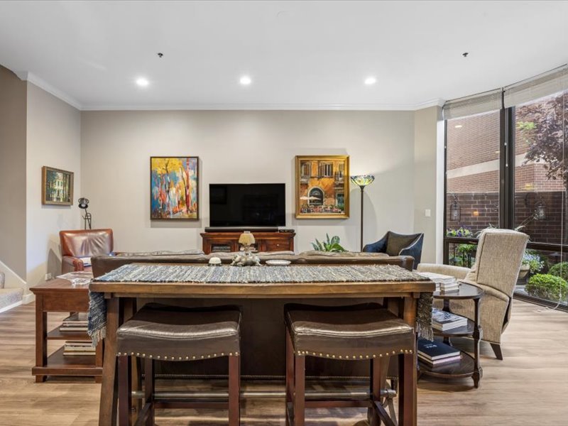 1730 N CLARK Street Unit: 101