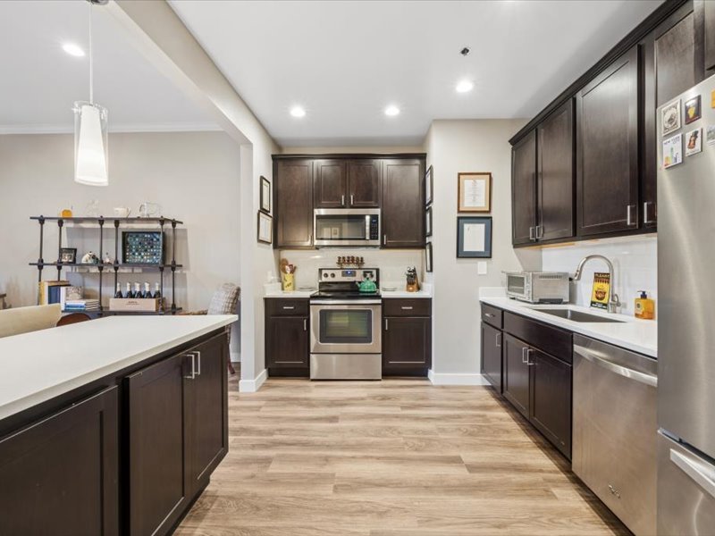 1730 N CLARK Street Unit: 101