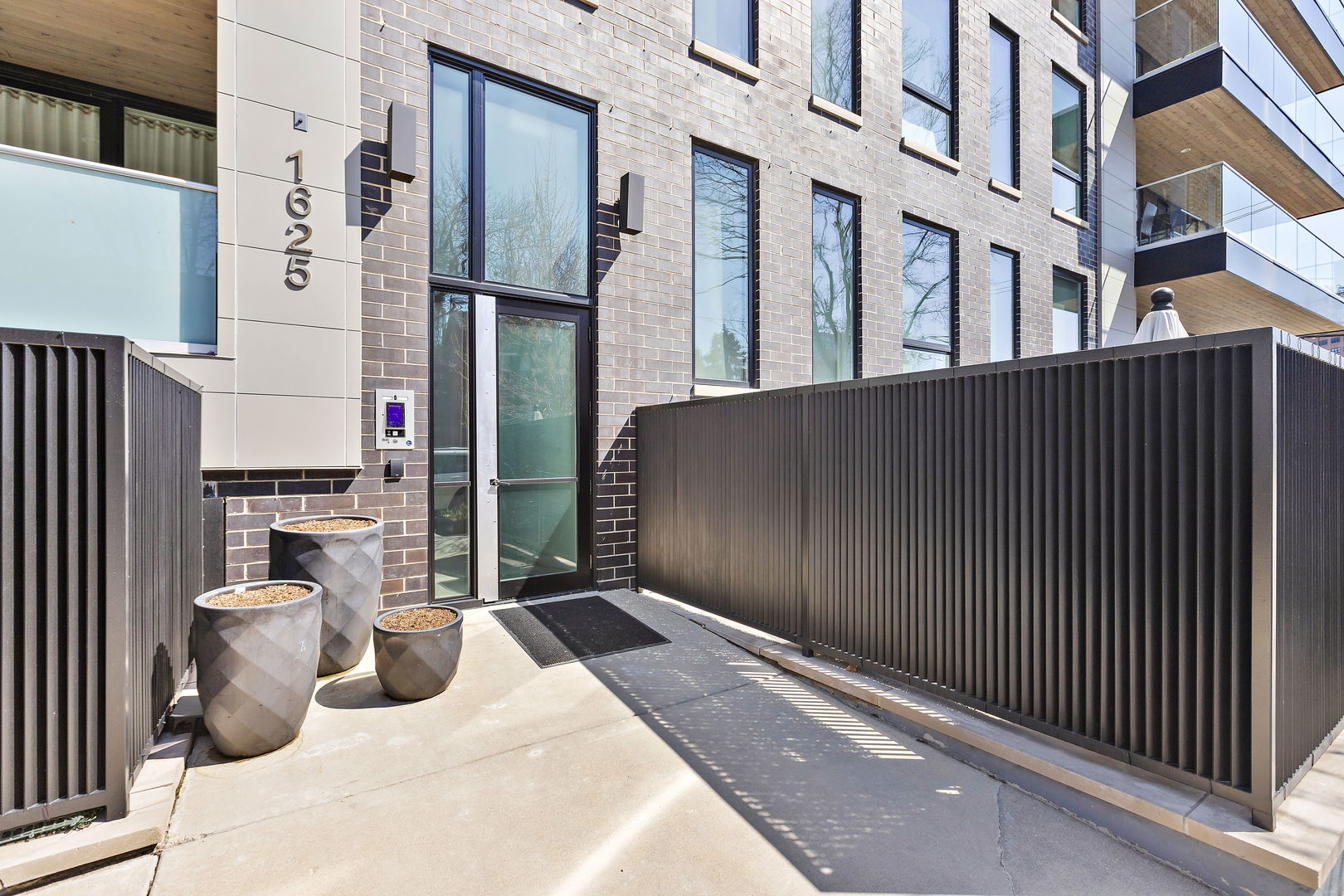 1625 N Burling Street Unit: 304