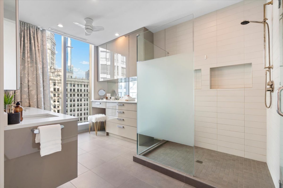 403 N Wabash Street Unit: 15B