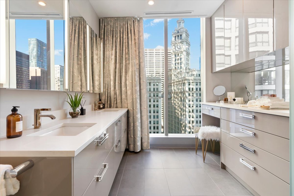403 N Wabash Street Unit: 15B