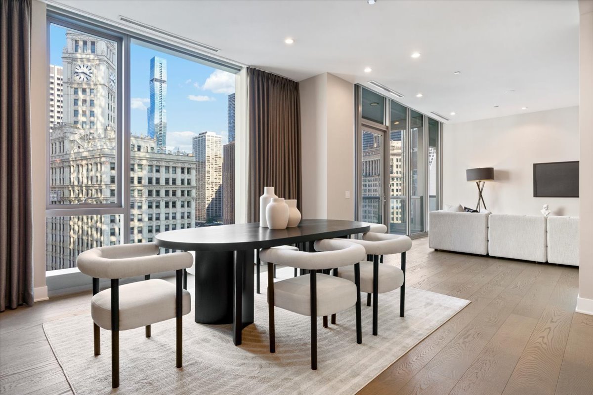 403 N Wabash Street Unit: 15B