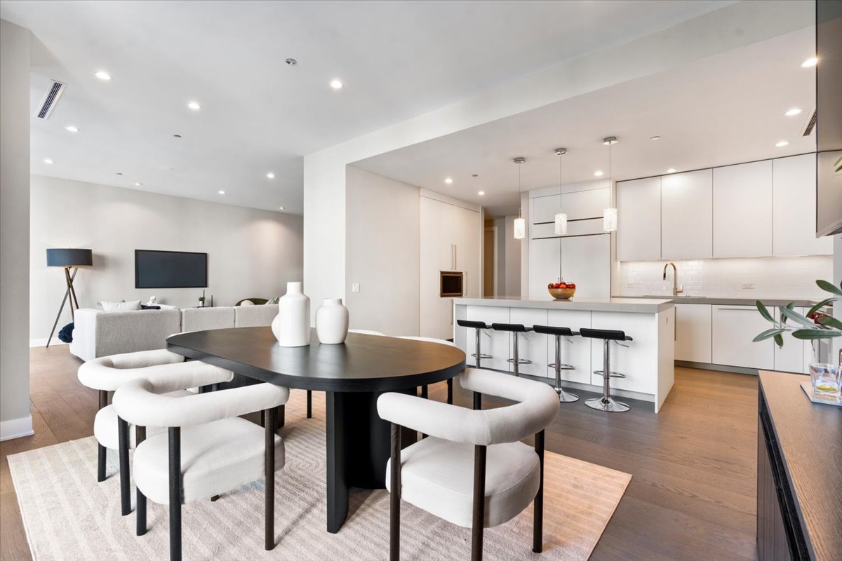403 N Wabash Street Unit: 15B