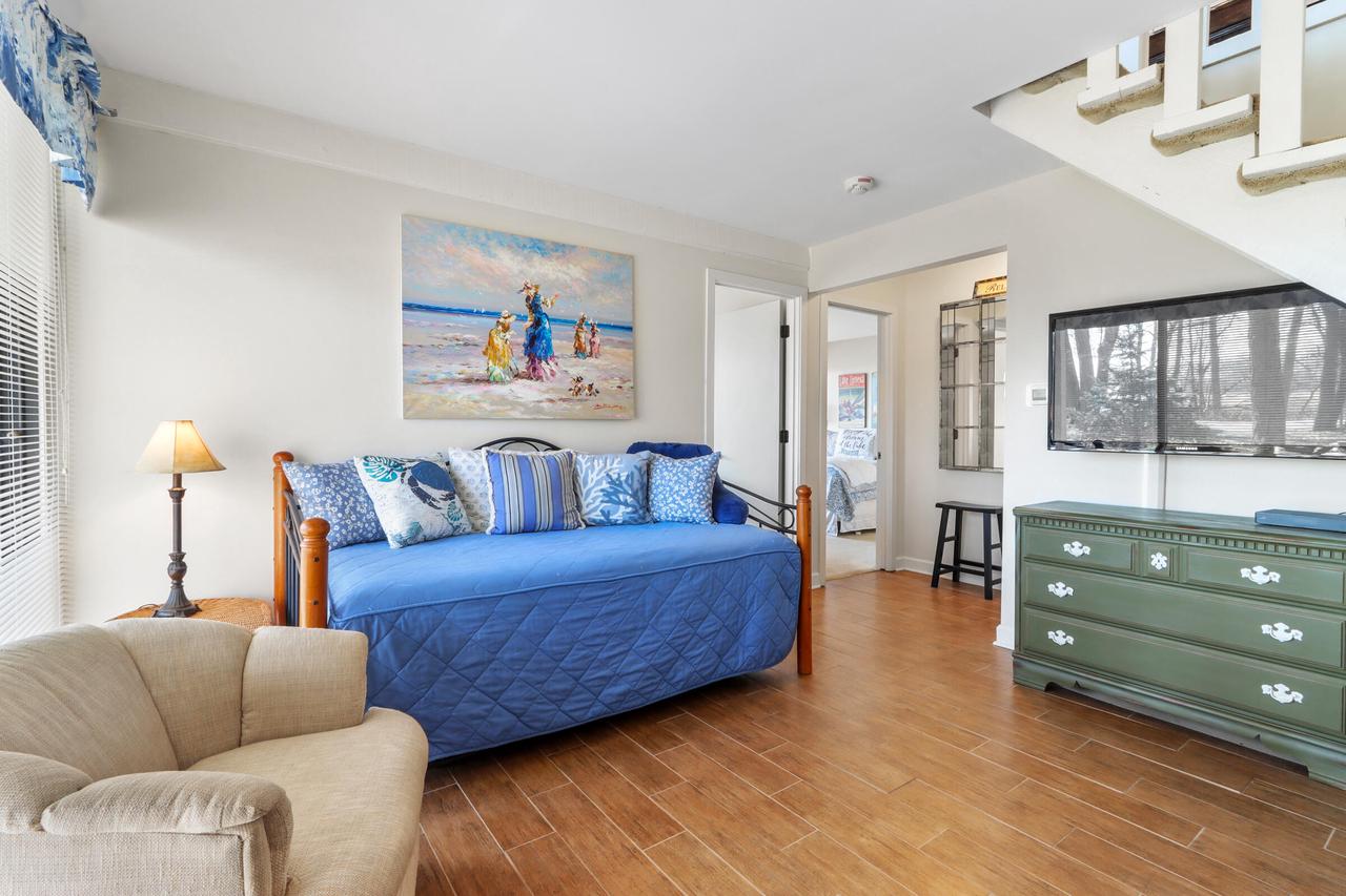 305 Deerpath EAST East D