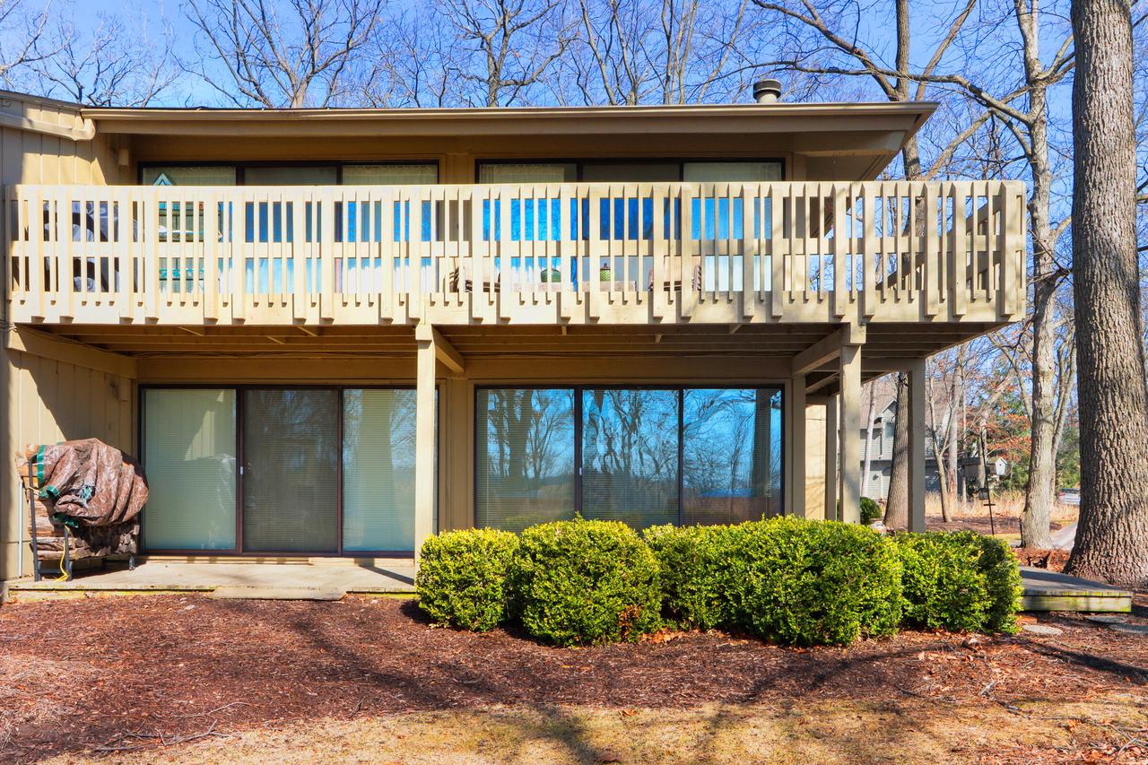 305 Deerpath EAST East D