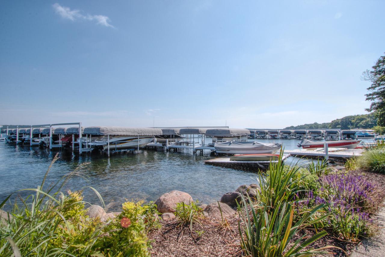 305 Deerpath EAST East D