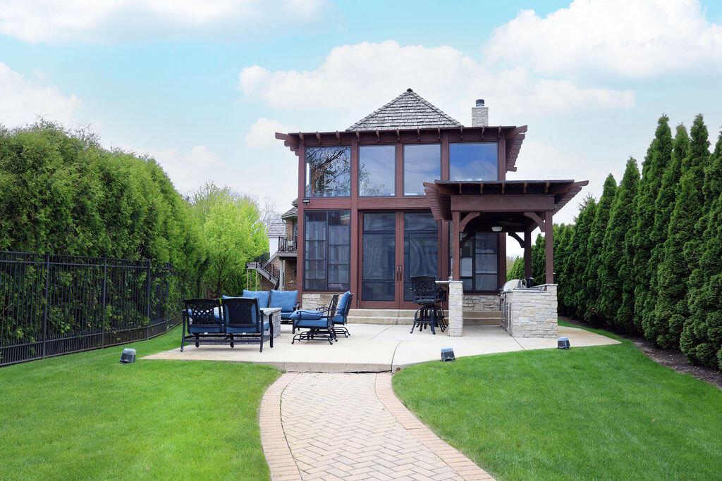 2611 E Lake Shore DRIVE