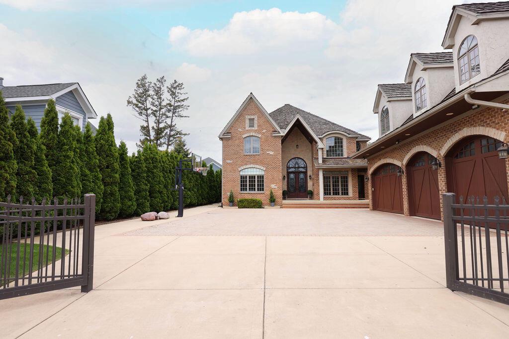 2611 E Lake Shore DRIVE