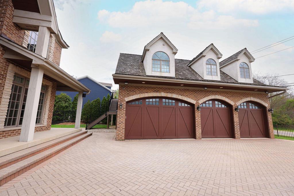2611 E Lake Shore DRIVE