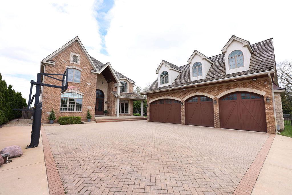 2611 E Lake Shore DRIVE